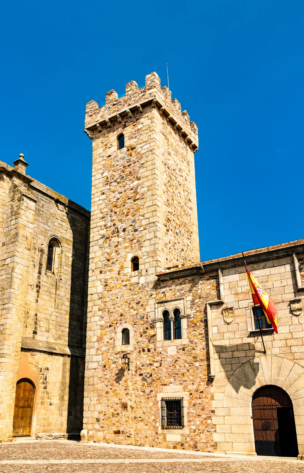 La Torre de las Cigüeñas de Cáceres, alta y con almenas, sobre el Palacio del Capitán Diego de Ovando