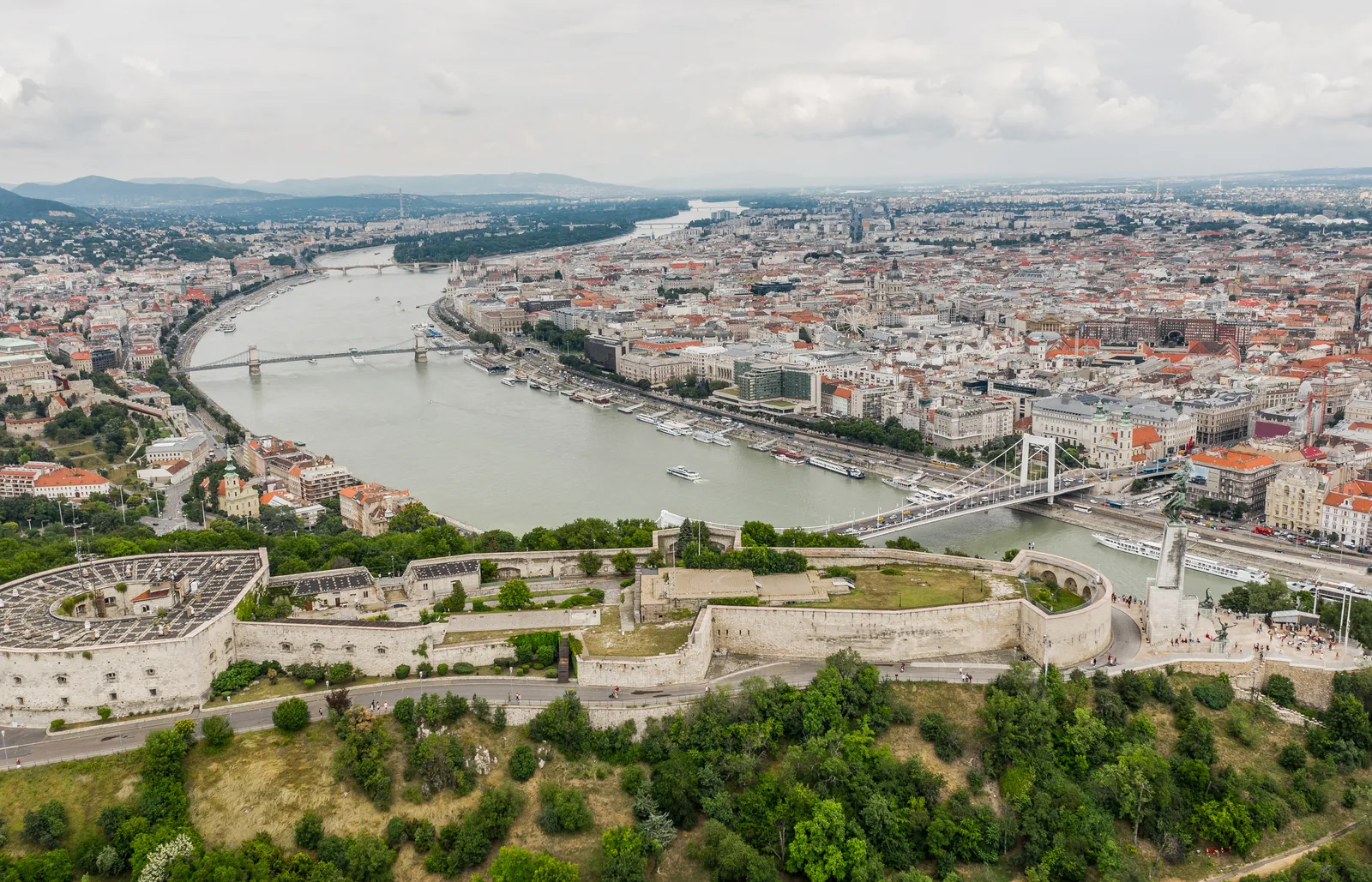 La Ciudadela en lo alto de la colina Gellért, con el Danubio y Budapest al fondo
