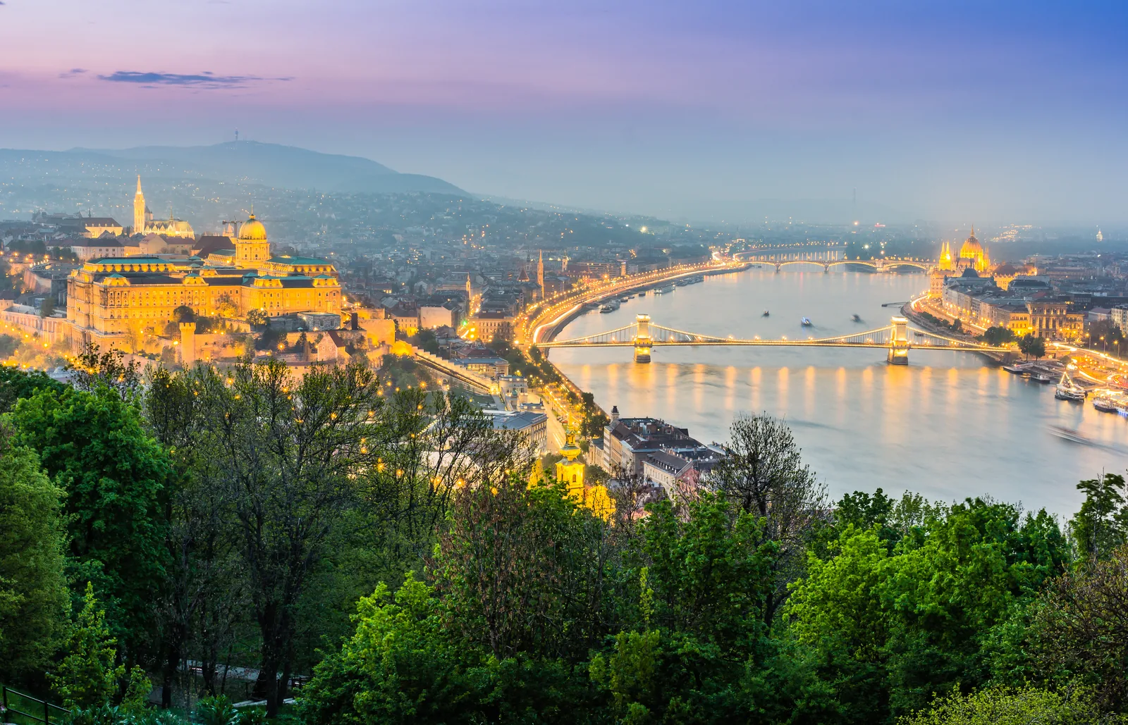 Vista nocturna del Danubio, el Castillo y los puentes de Budapest desde la colina Gellért