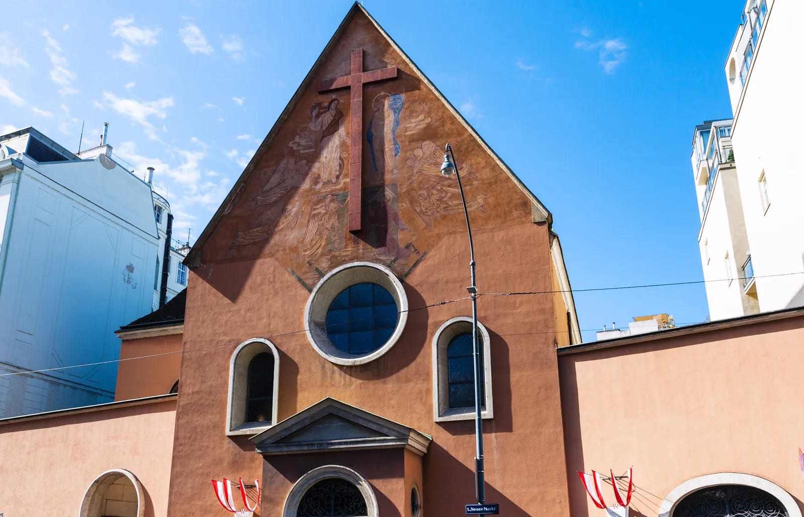 Fachada de la iglesia de los Capuchinos de Viena, en el Neuer Markt, bajo la que está la Cripta Imperial