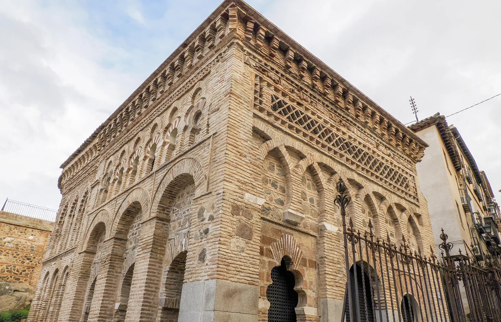 Fachada de ladrillo de la Mezquita del Cristo de la Luz de Toledo con arcos de herradura y arcos entrelazados