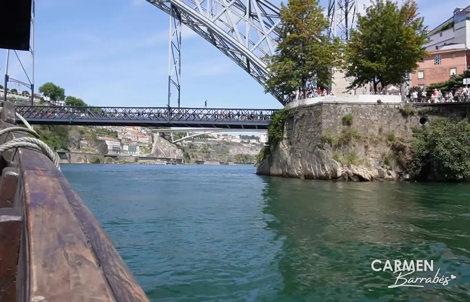 El Puente Dom Luís I visto desde el barco del crucero de los seis puentes por el Duero