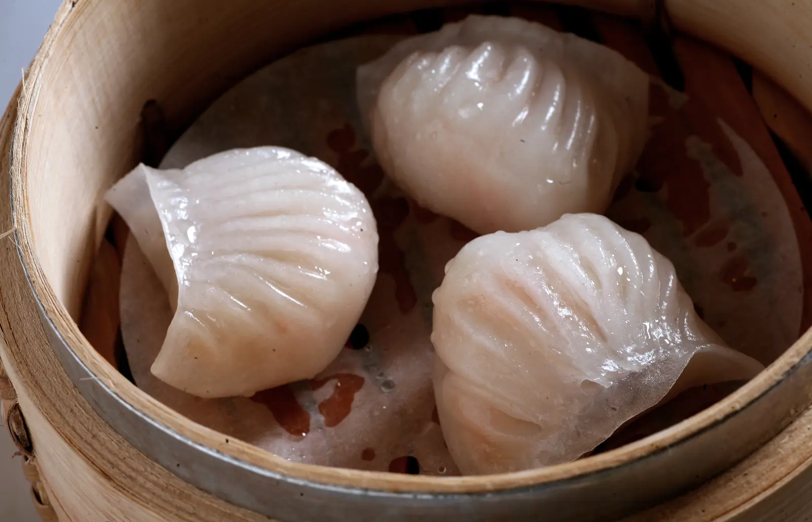 Har gow, dim sum de gamba en cesta de bambú