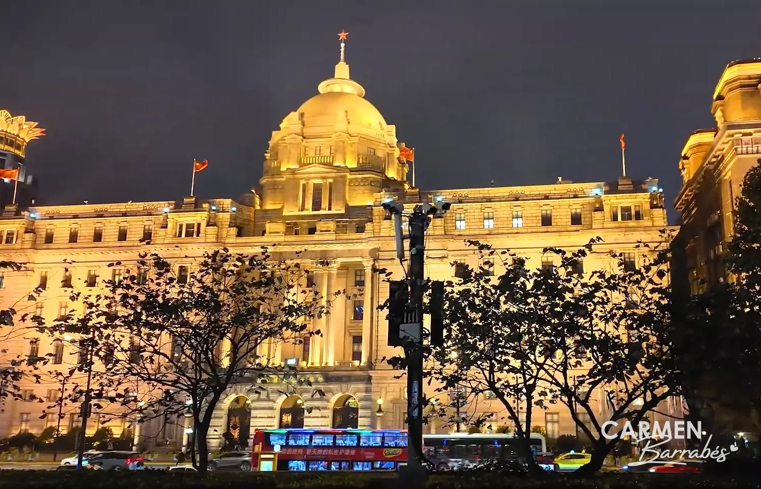 Edificio del antiguo banco HSBC iluminado de noche en el Bund de Shanghái