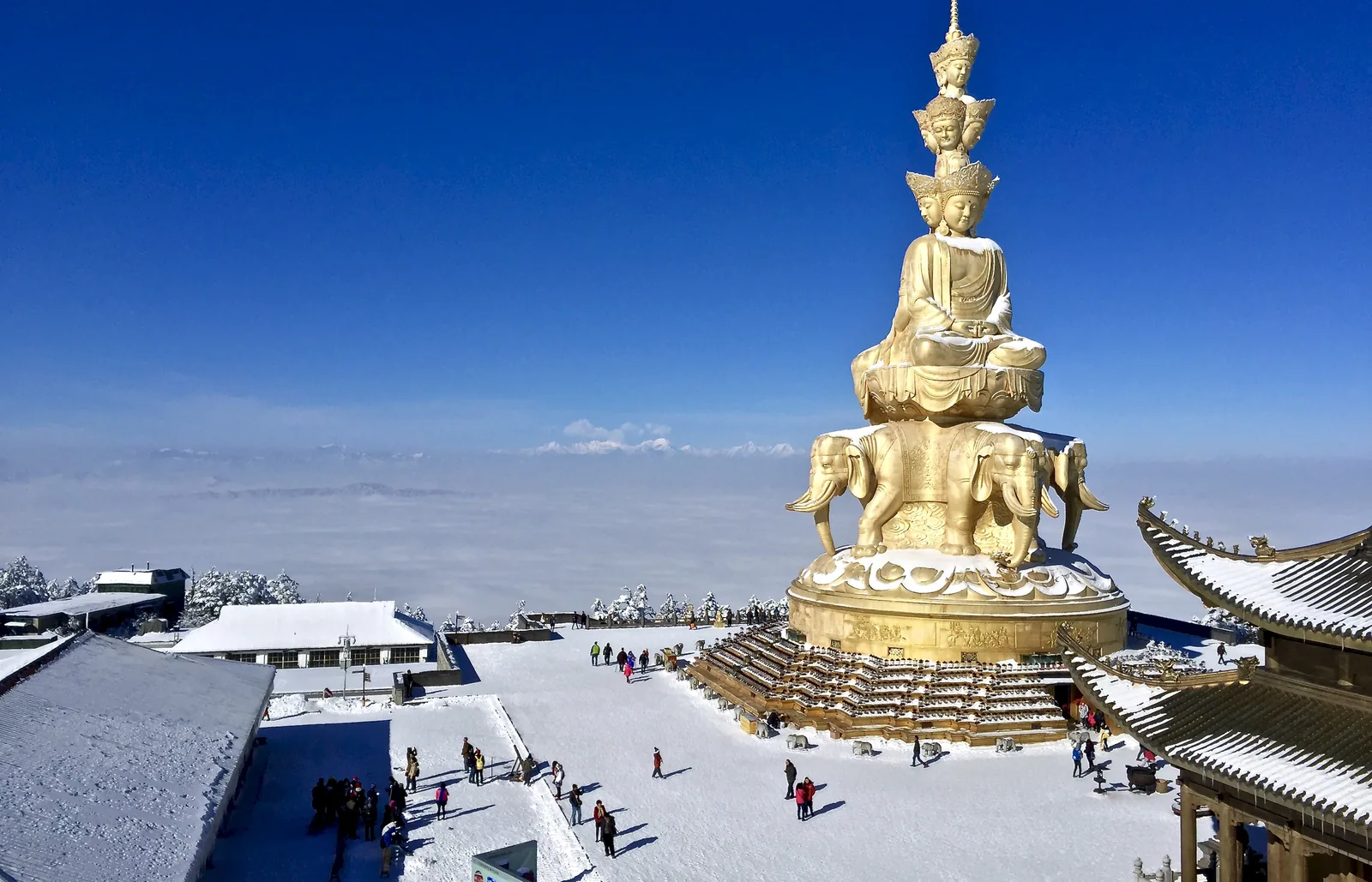 La estatua dorada de la Cima Dorada del monte Emei