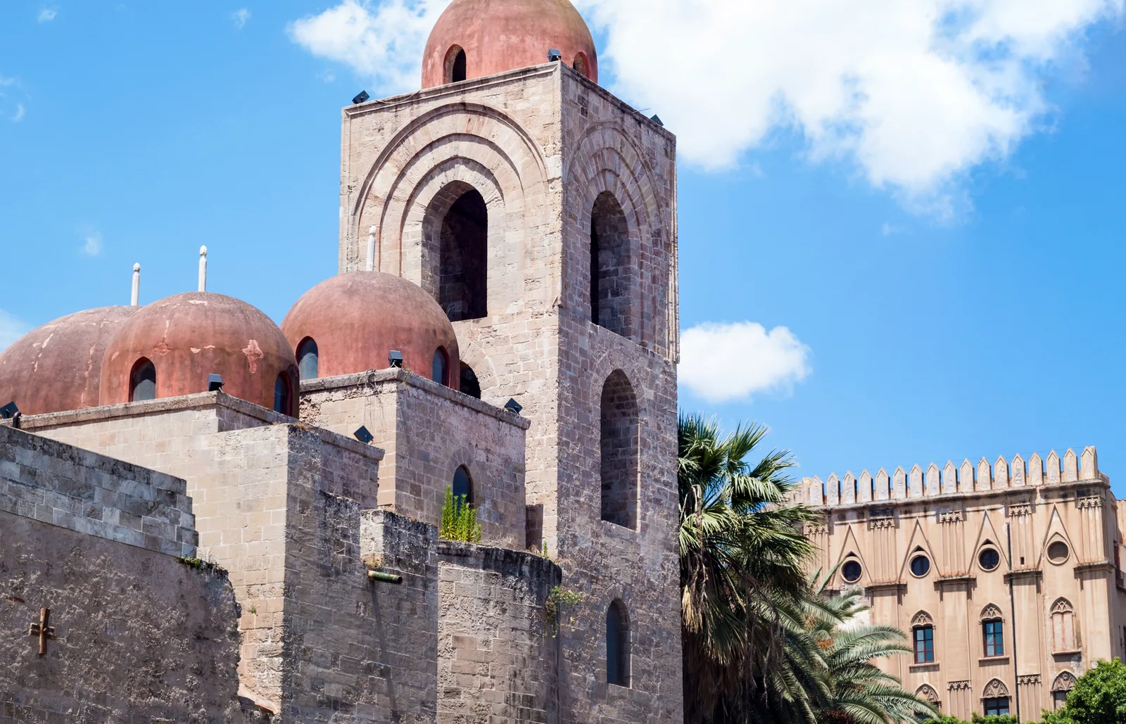 Las cúpulas rojas y el campanario de San Giovanni degli Eremiti, en Palermo, entre palmeras