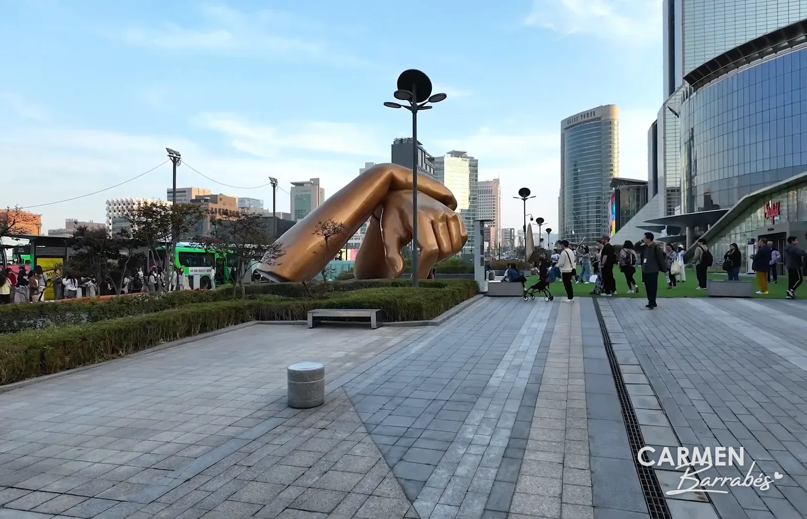 Estatua de Gangnam Style junto al COEX