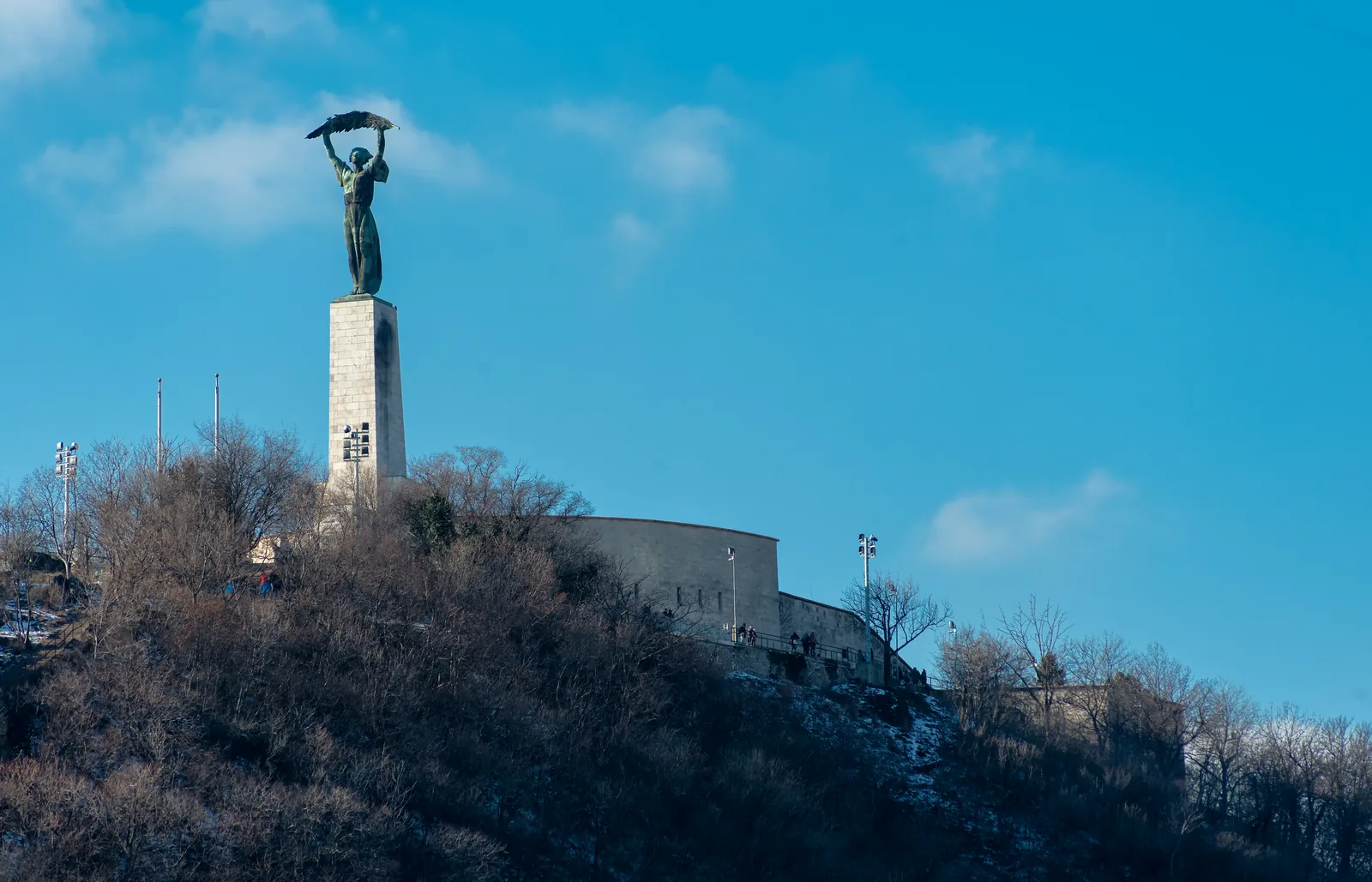 La Estatua de la Libertad, con la hoja de palma en alto, en lo alto de la colina Gellért