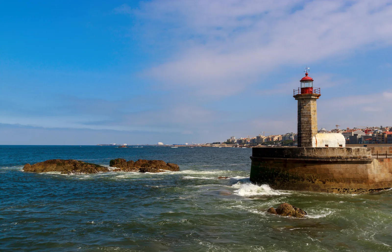 Farolim de Felgueiras al final del espigón de Foz do Douro, con olas