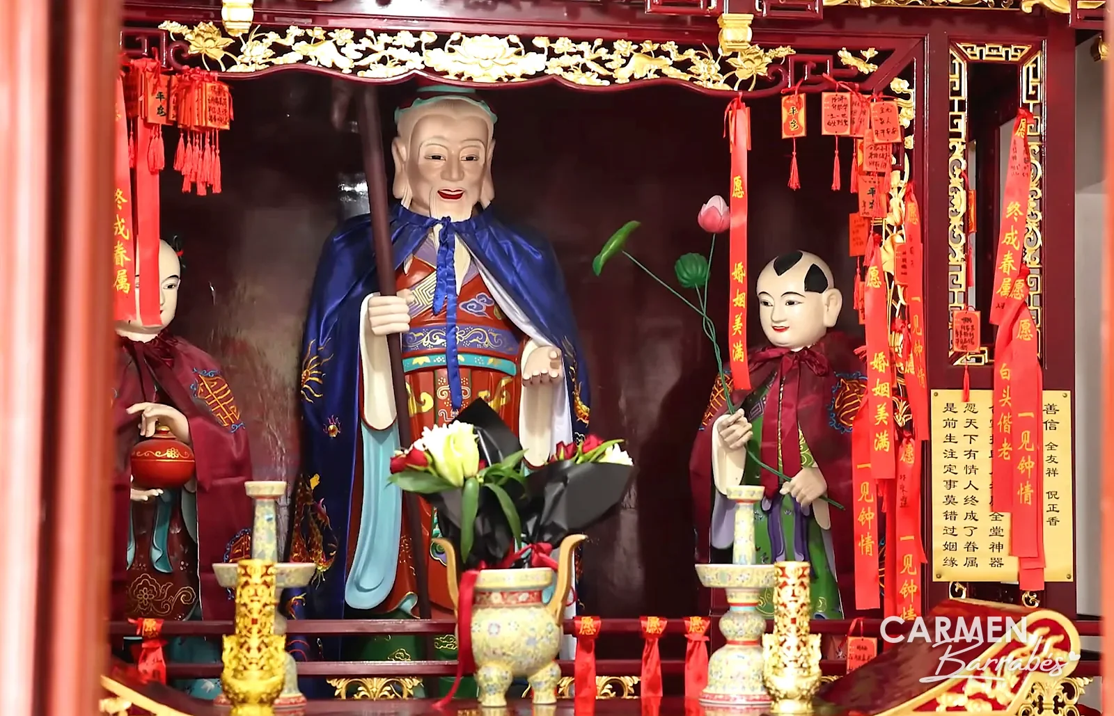 Altar del templo del Dios de la Ciudad de Zhujiajiao con la figura del dios y sus acompañantes