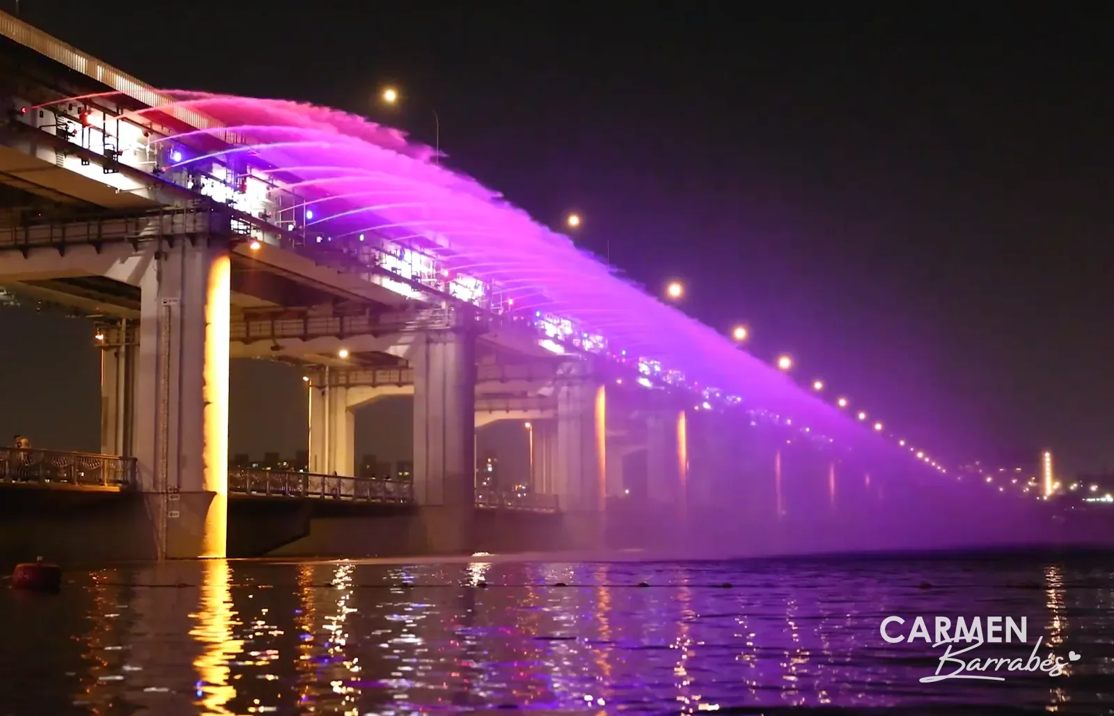 Fuente arcoíris del puente Banpo de noche