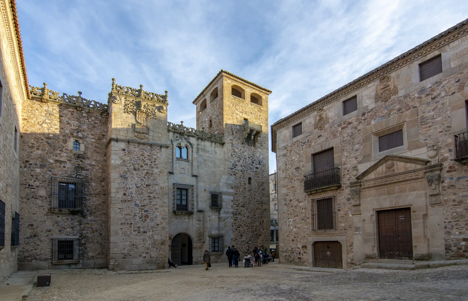 El Palacio de los Golfines de Abajo de Cáceres, con sus torres de piedra sobre la plaza