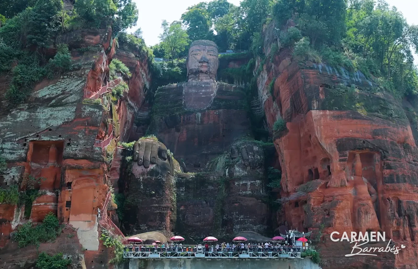 El Gran Buda de Leshan entero visto desde el barco, con el mirador de los pies