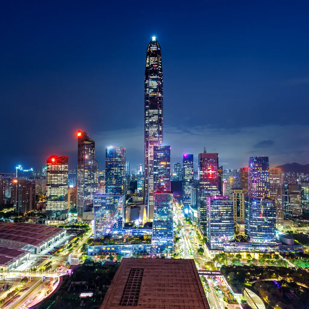 Rascacielos de Futian iluminados de noche, en Shenzhen
