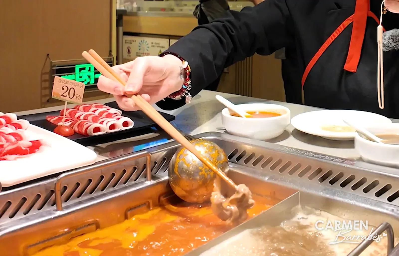 Olla de hot pot de Haidilao con caldo de tomate y lonchas de ternera en Pekín