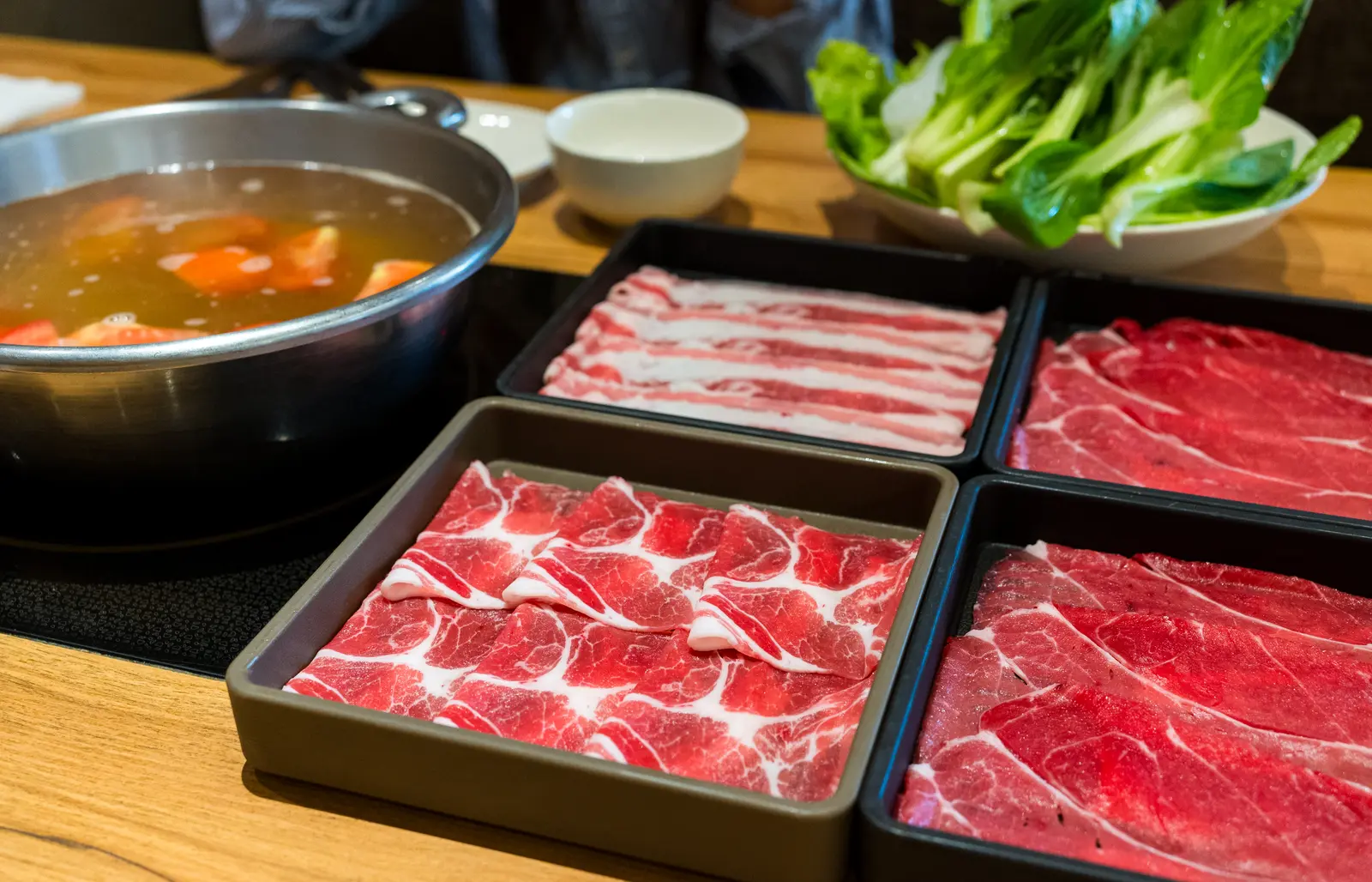 Hotpot con bandejas de ternera cruda