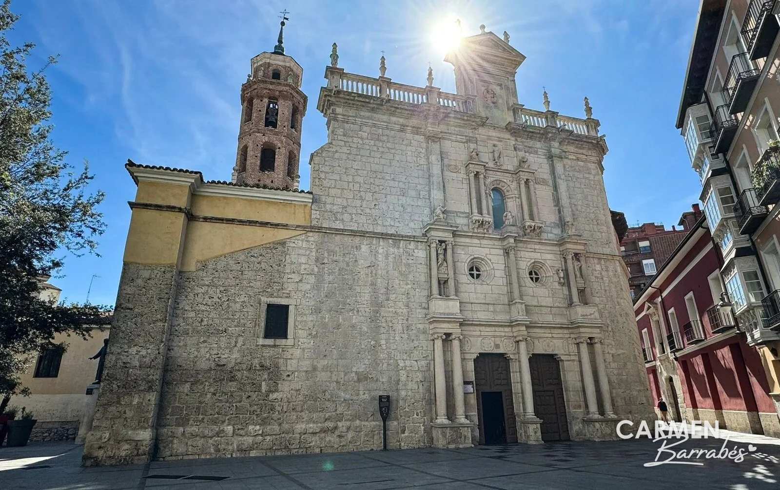 Fachada de piedra y torre de ladrillo de la Iglesia de El Salvador de Valladolid