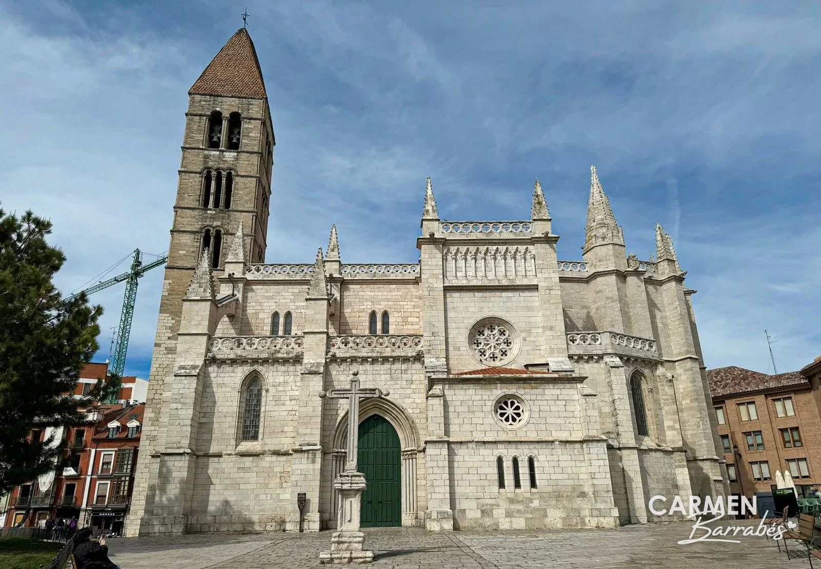 La torre románica y la iglesia gótica de Santa María la Antigua de Valladolid