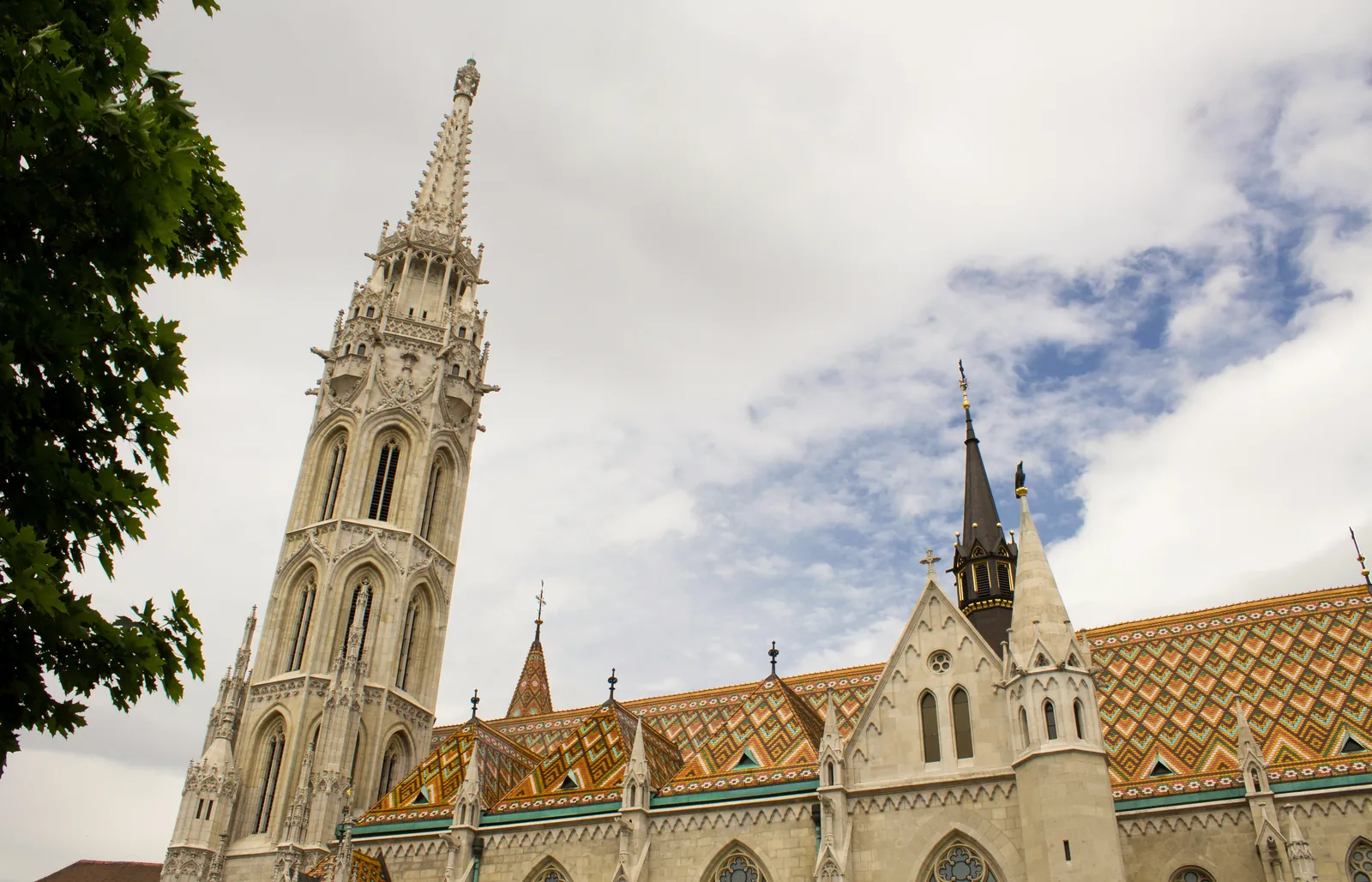 La torre gótica y el tejado de azulejos de colores de la Iglesia de Matías de Budapest