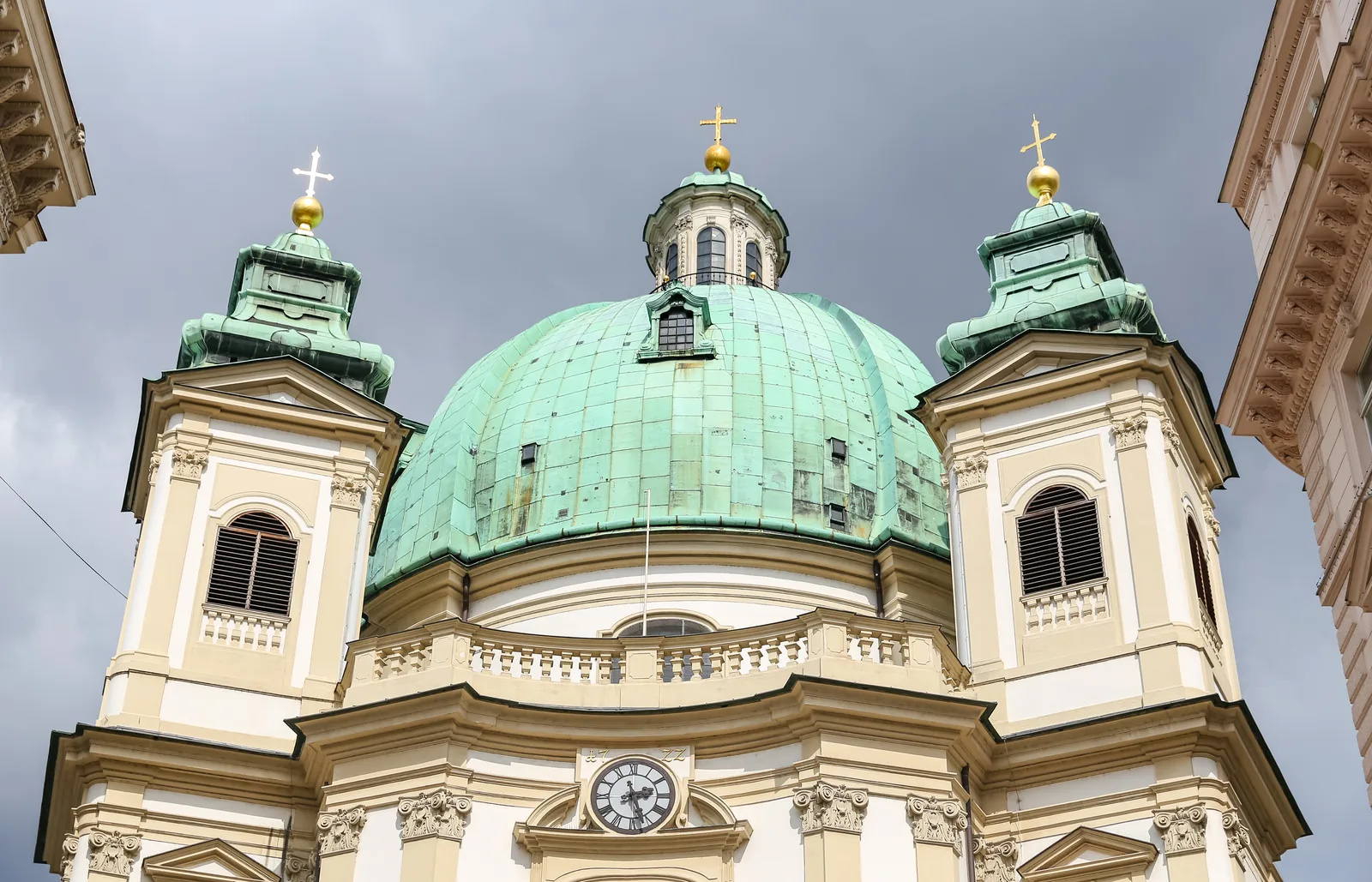 Cúpula verde de la iglesia de San Pedro de Viena encajada entre los edificios