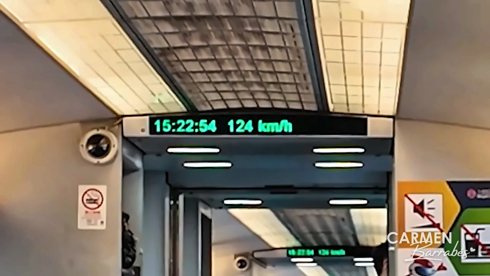 Panel de un vagón del Maglev de Shanghái que marca la hora y la velocidad, 124 km/h