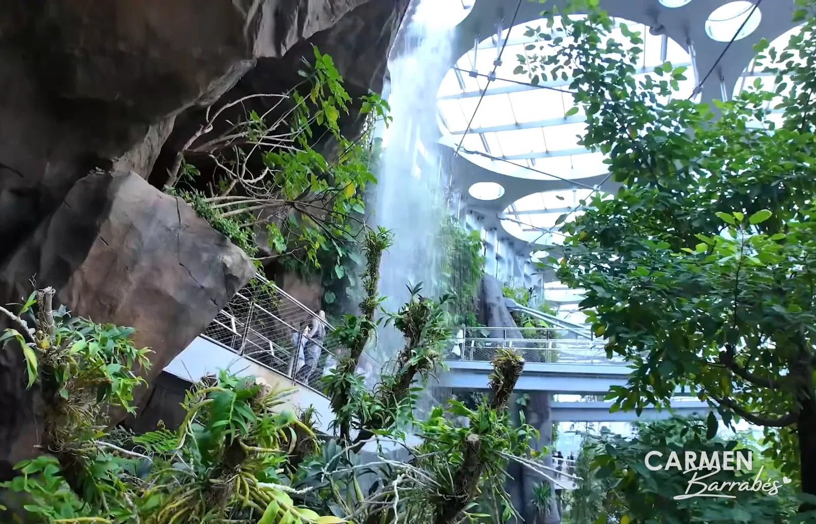 Cascada bajo la cúpula del Invernadero del Expo Culture Park