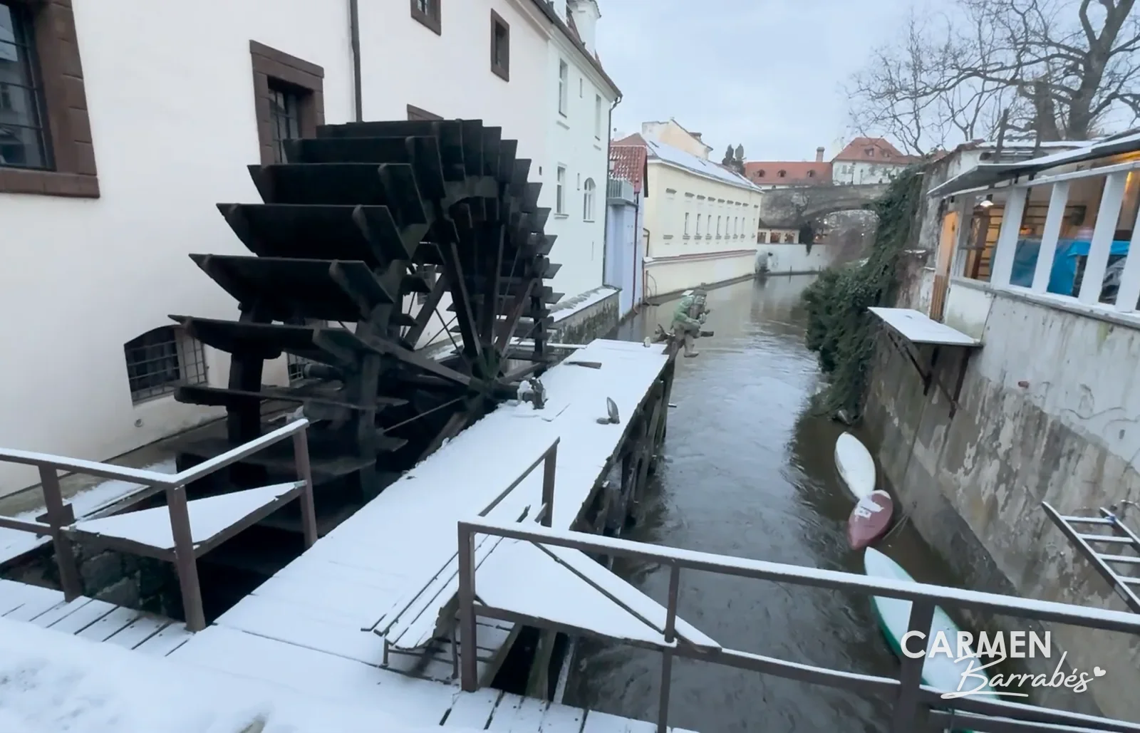 Rueda del antiguo molino sobre el canal Čertovka, en la isla de Kampa de Praga, con nieve