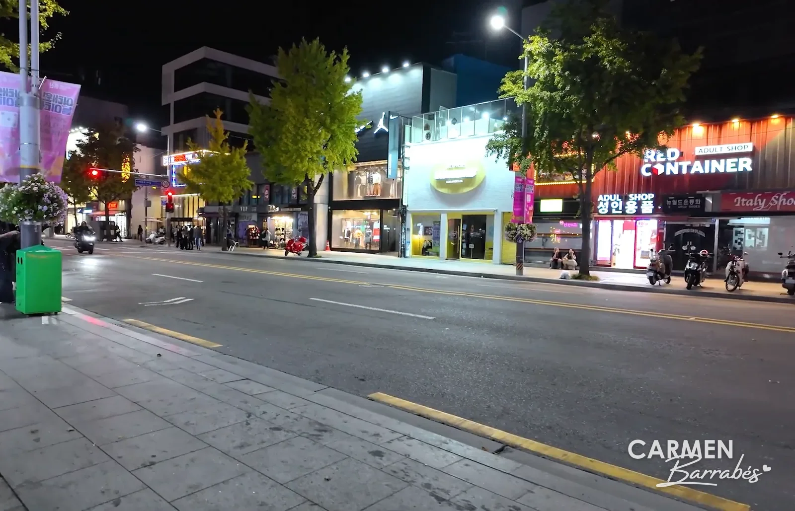 Calle de Itaewon de noche