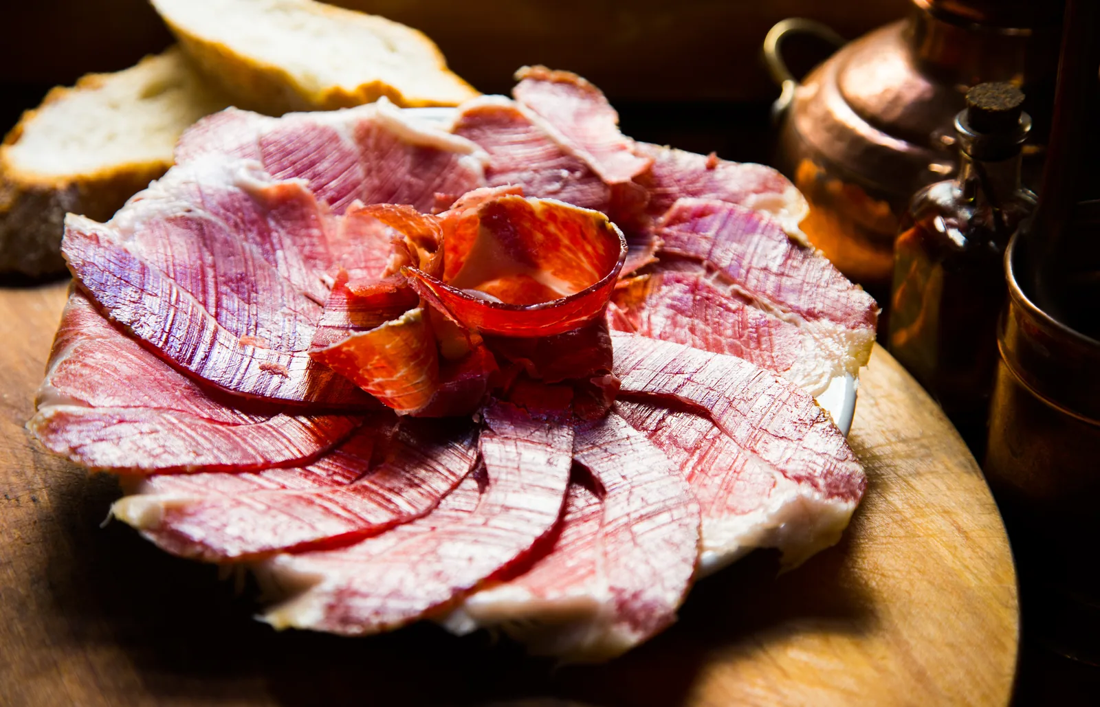 Plato de jamón ibérico de Extremadura cortado a cuchillo