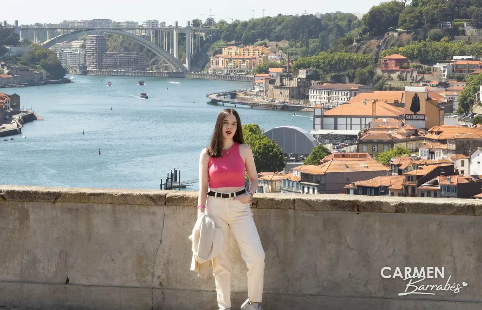Carmen Barrabés en el mirador del Jardim do Morro, en Gaia, con la Ribeira de Oporto y el Duero detrás
