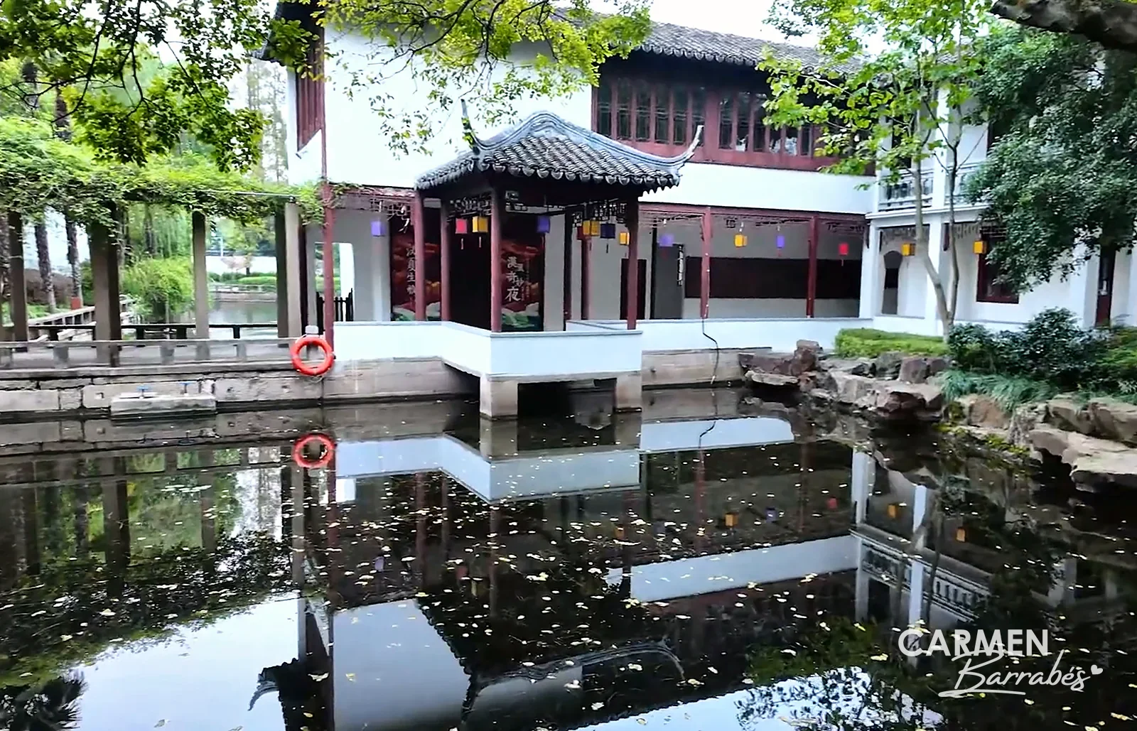 Estanque del jardín Kezhi de Zhujiajiao con un pabellón reflejado en el agua