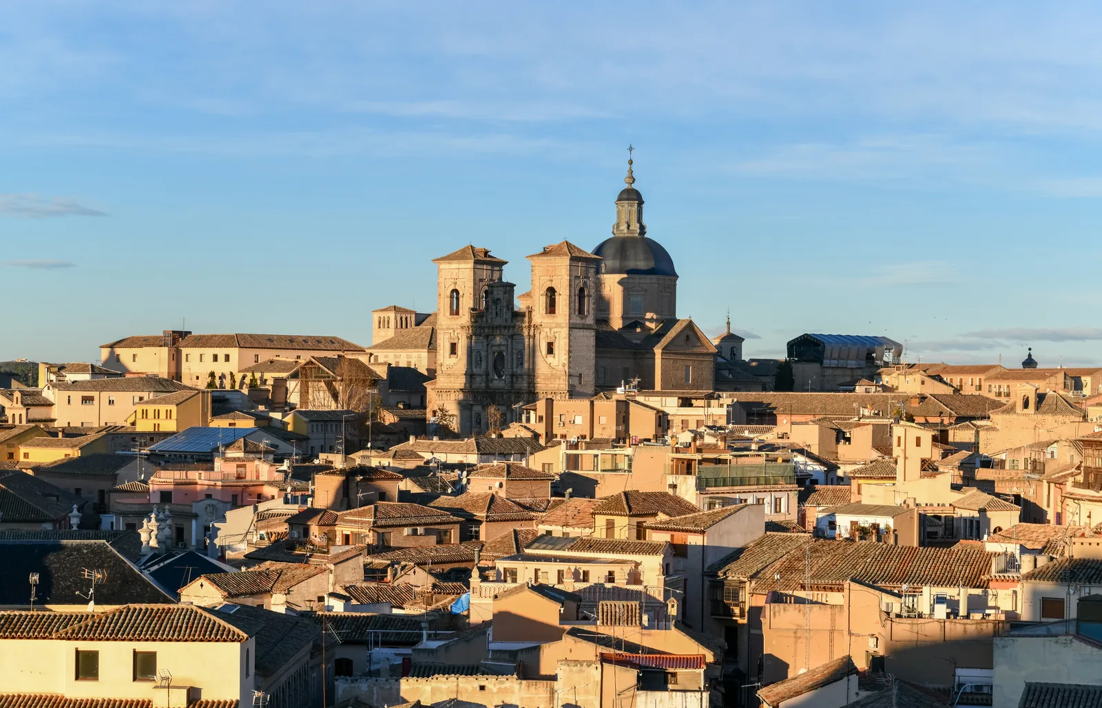 Las torres y la cúpula de la Iglesia de los Jesuitas sobre los tejados de Toledo