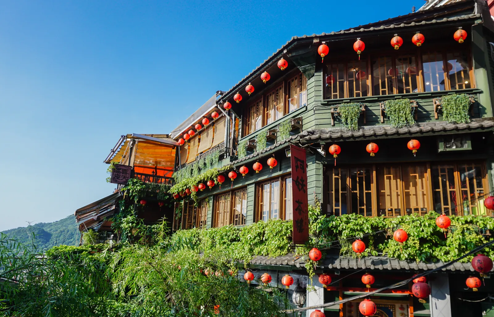 Callejuela de Jiufen con farolillos rojos