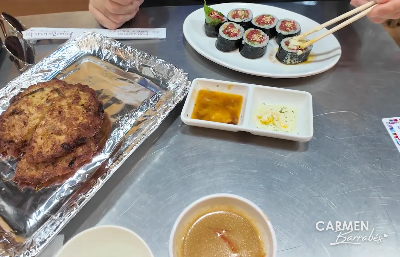 Kimbap y bindaetteok en el mercado de Gwangjang
