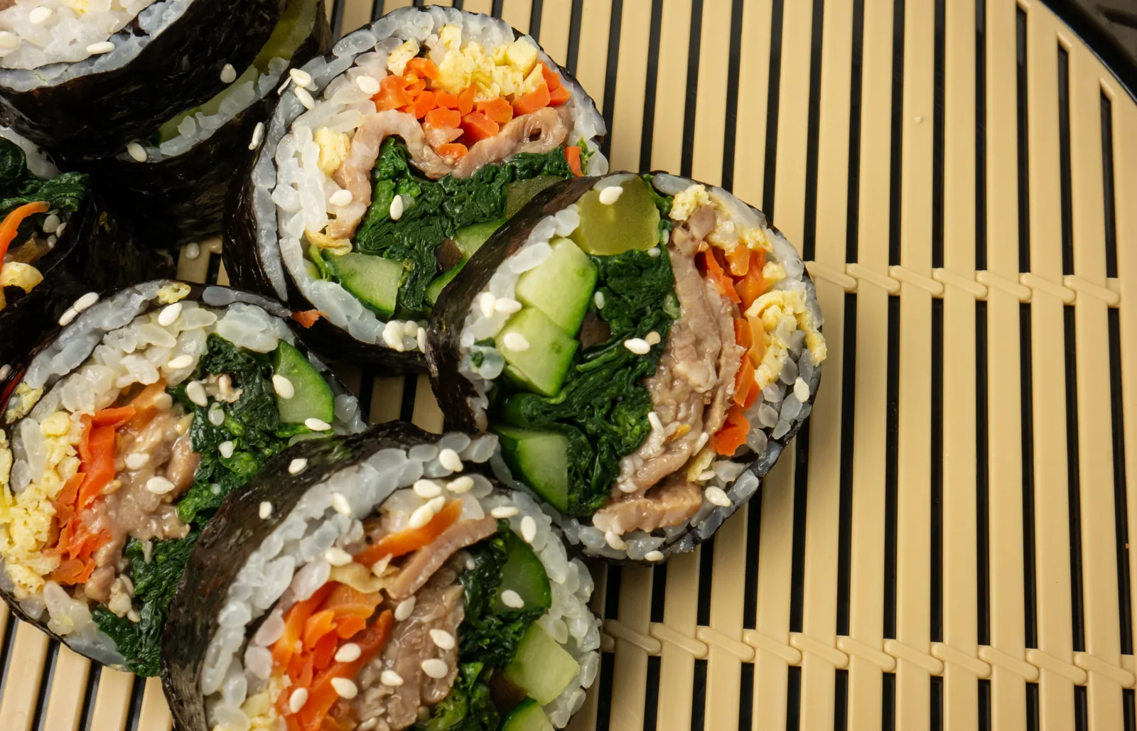 Kimbap, rollos de arroz con alga y verduras