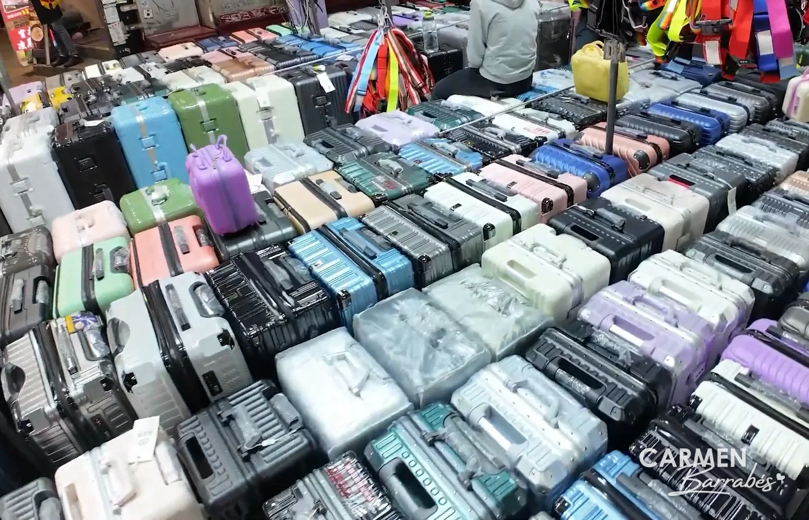 Puesto del Ladies' Market de Mong Kok con decenas de maletas de colores apiladas