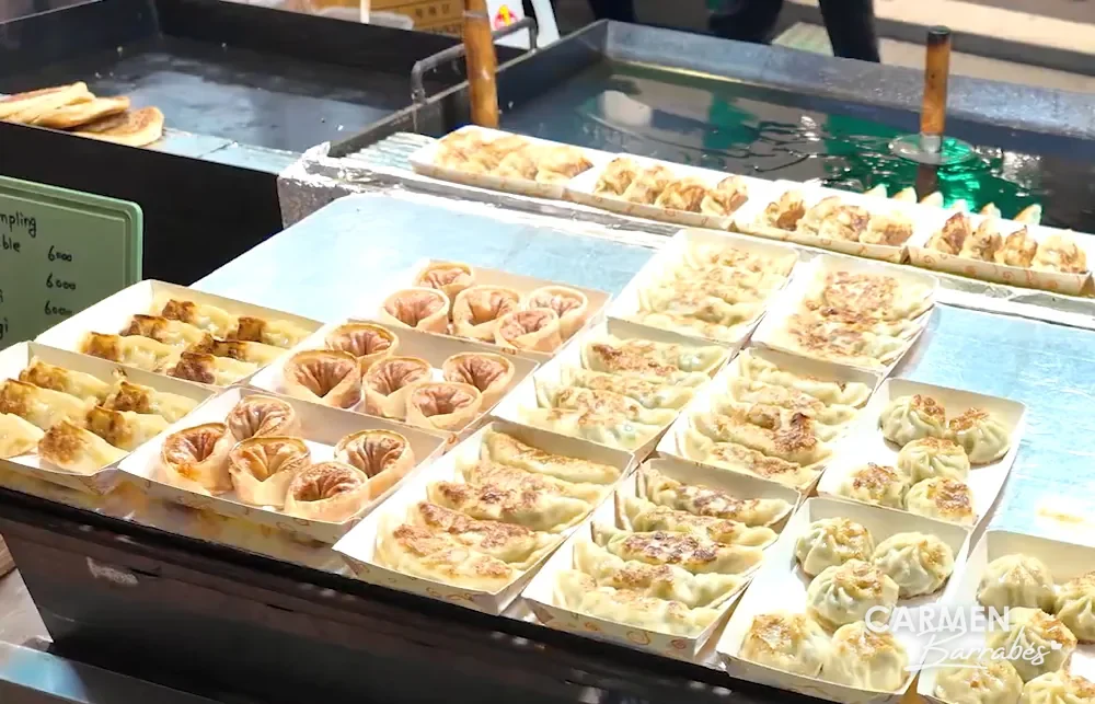 Mandu, dumplings coreanos, en la plancha de un puesto de Myeongdong
