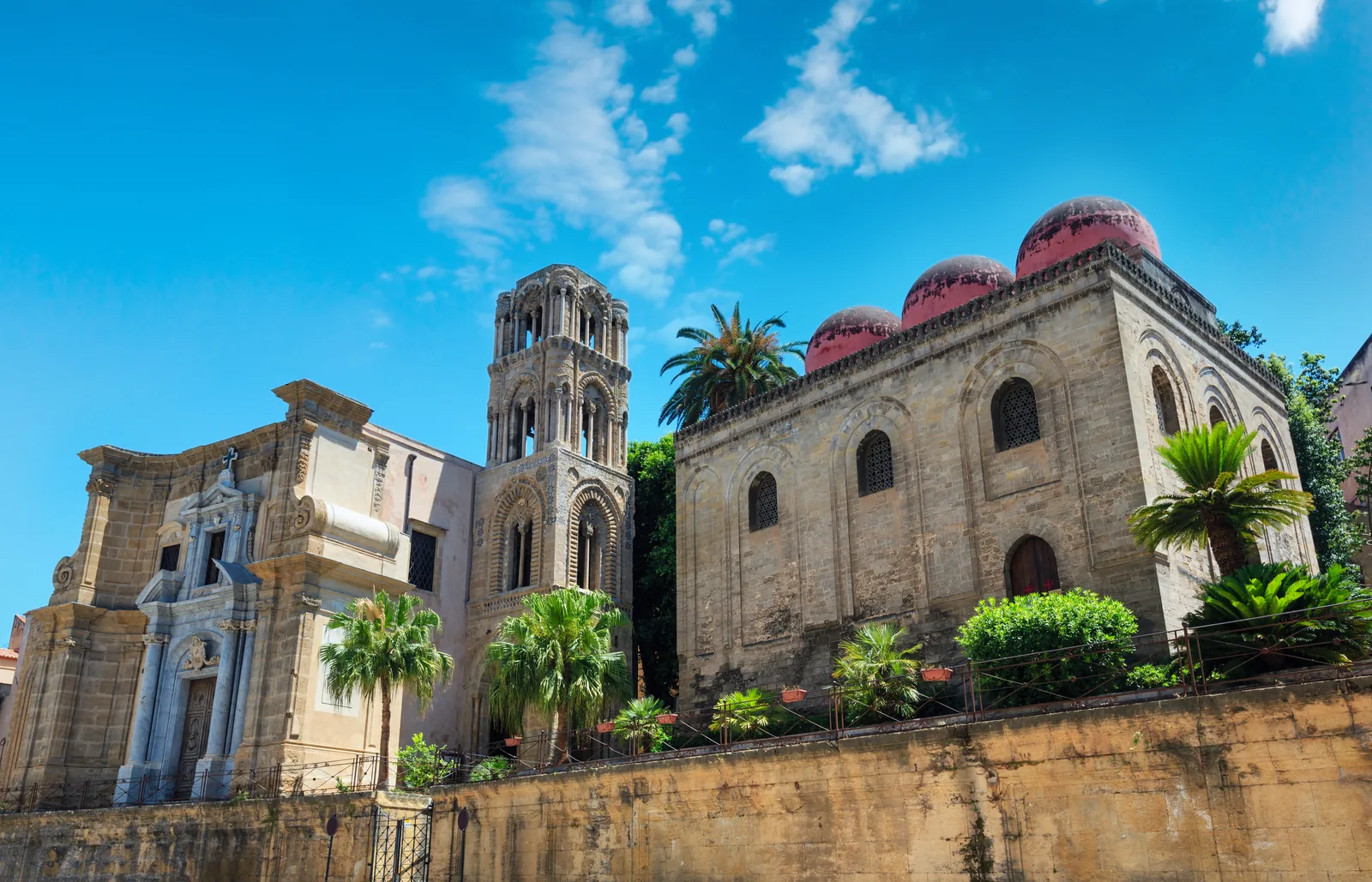 El campanario de la Martorana y las cúpulas rojas de San Cataldo, en la Piazza Bellini de Palermo