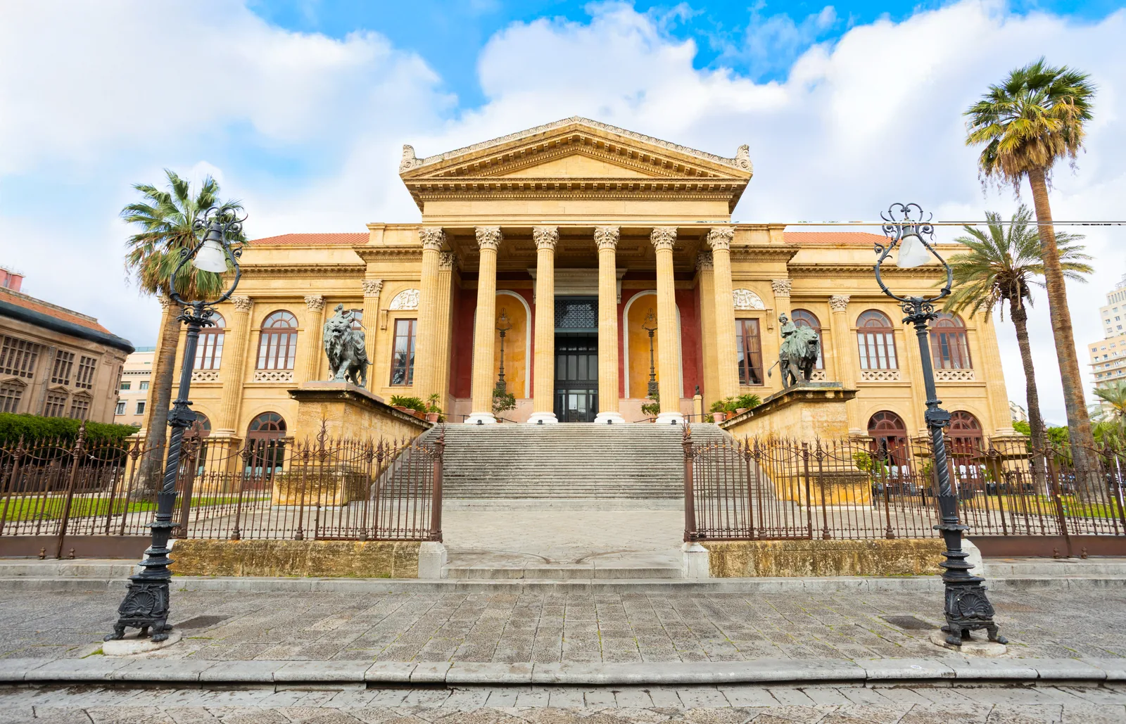 La fachada del Teatro Massimo de Palermo, con sus columnas, la escalinata y los leones de bronce