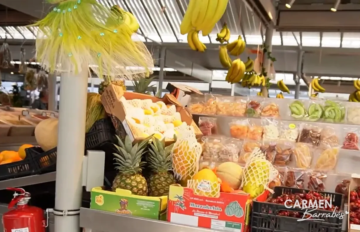Puesto de fruta dentro del Mercado do Bolhão de Oporto
