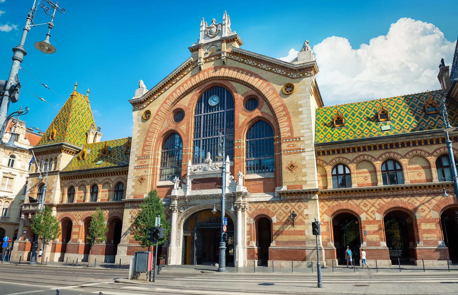 Fachada de ladrillo del Gran Mercado Central de Budapest con el tejado de azulejos de colores
