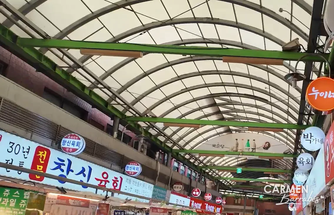 Pasillo de puestos del mercado de Gwangjang