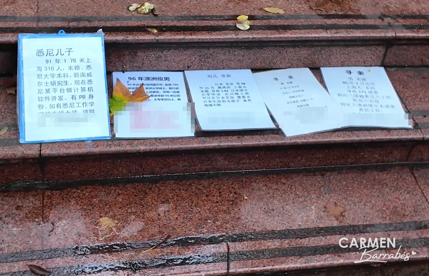 Anuncios de padres buscando pareja para sus hijos en los escalones del mercado de solteros de People's Park, con los teléfonos tapados