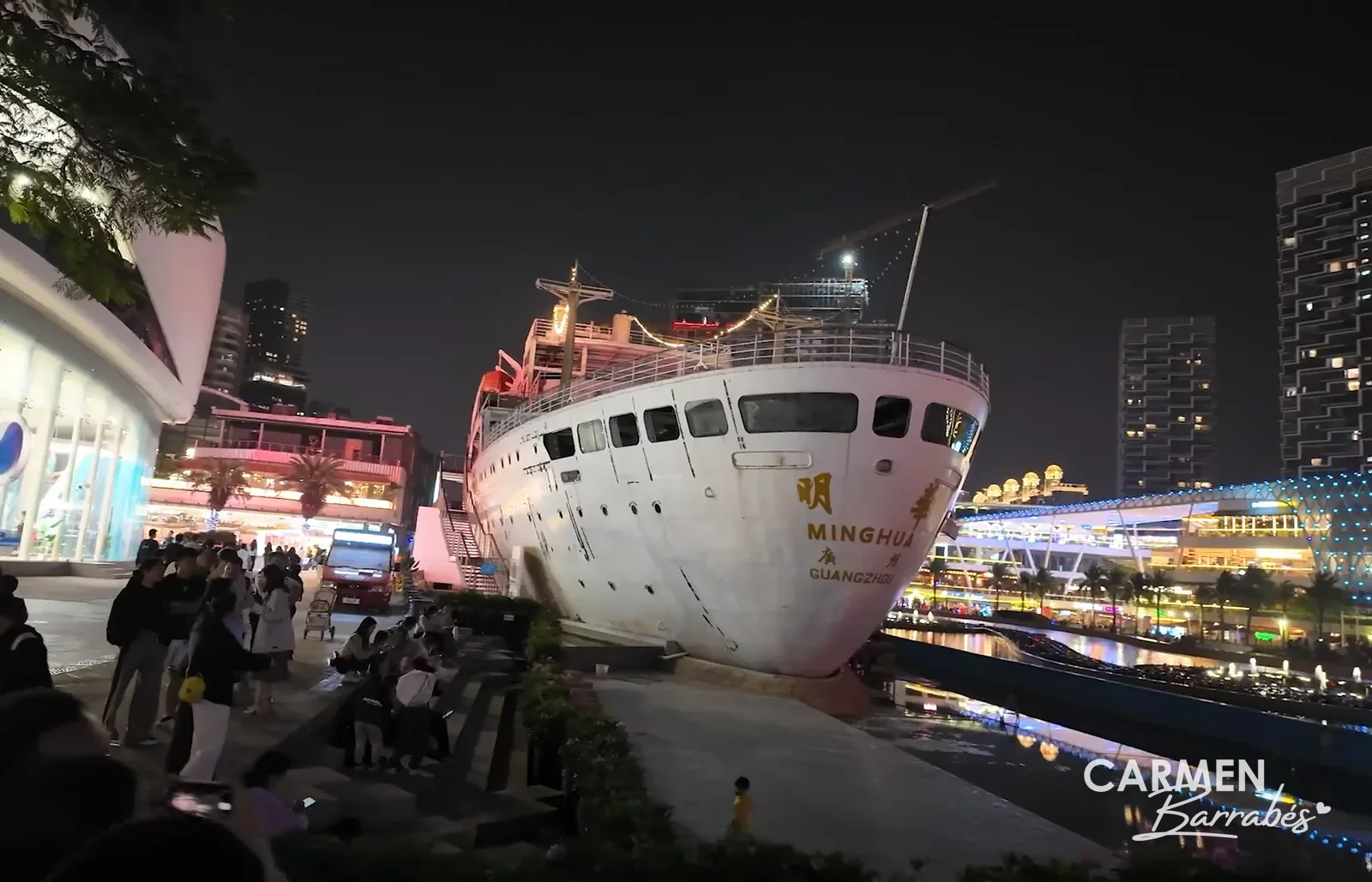Barco Minghua de noche en Sea World, Shekou