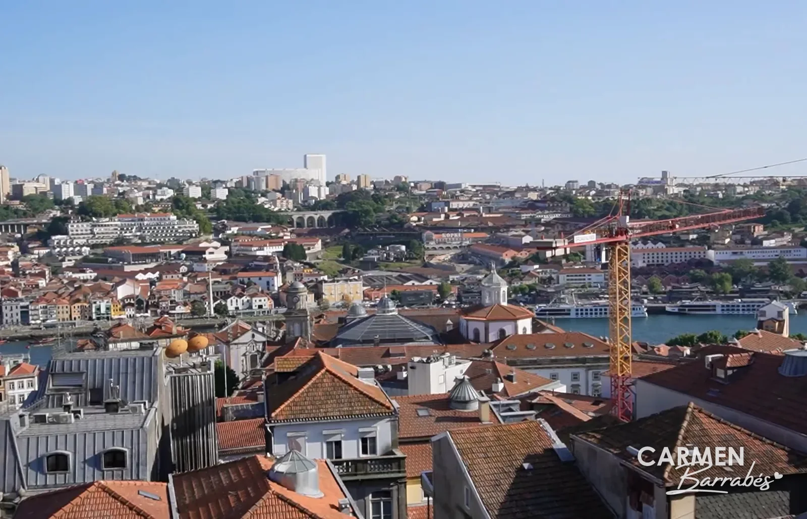 Tejados de Oporto, el río Duero y Vila Nova de Gaia desde el Miradouro da Vitória