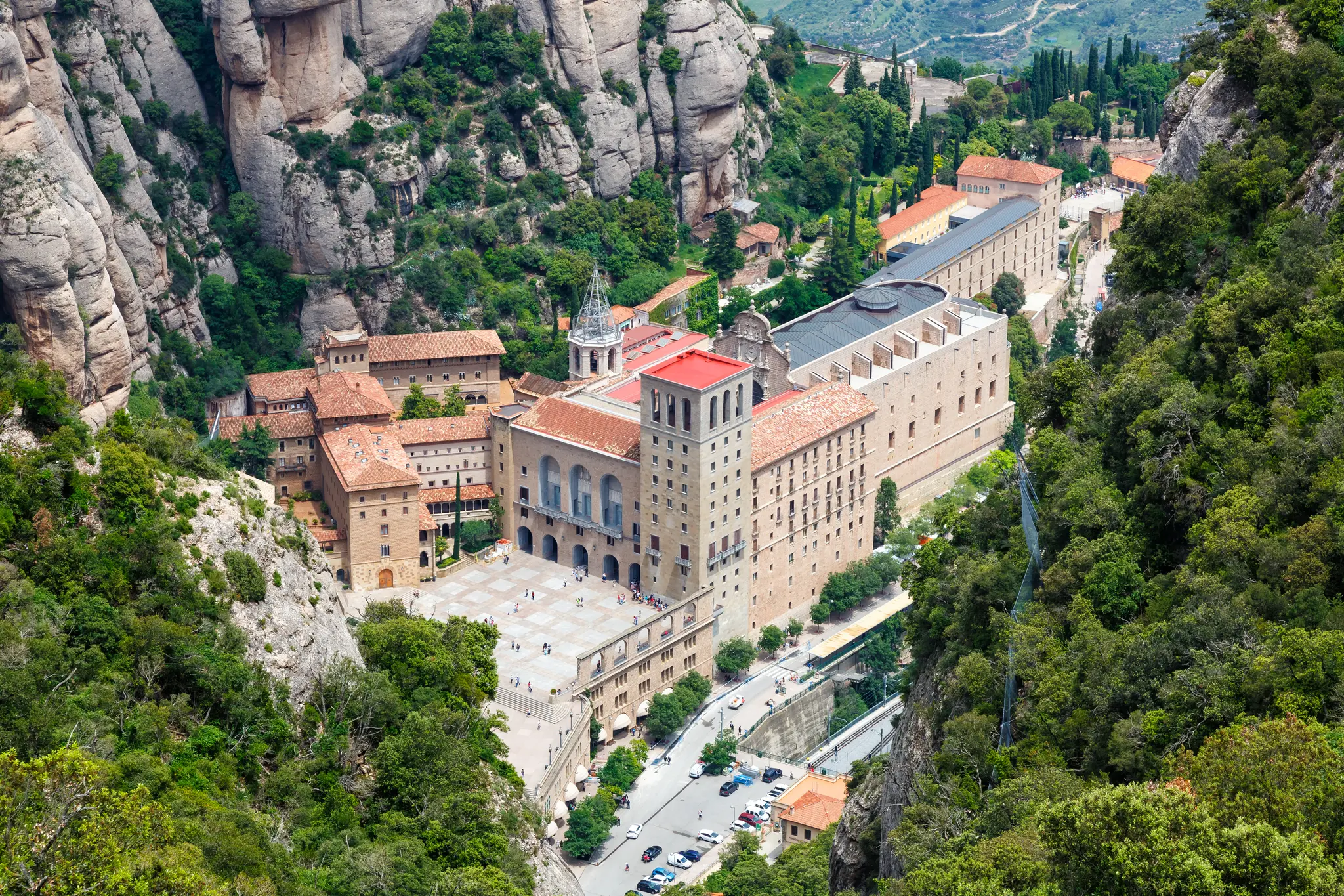 Monasterio de Montserrat entre las montañas