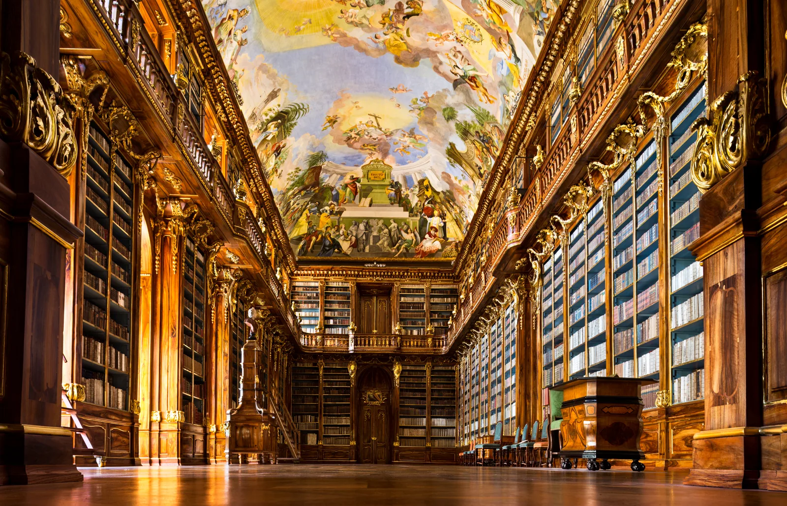 Sala Filosófica de la biblioteca del Monasterio de Strahov, con estanterías de madera hasta el techo y la bóveda pintada al fresco