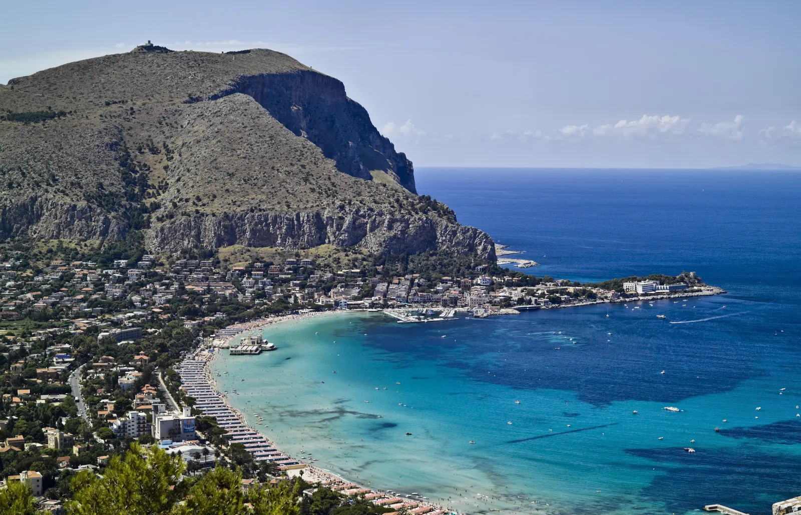 La bahía de Mondello, en Palermo, con el agua turquesa y el Monte Pellegrino al fondo