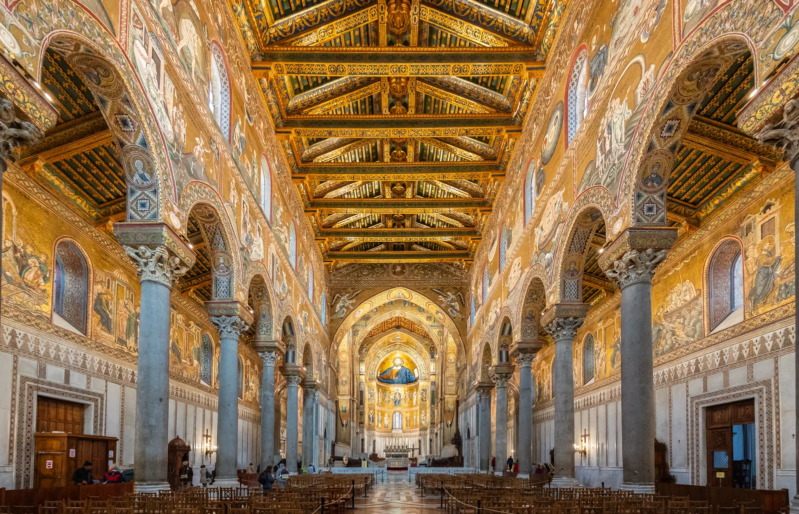 La nave de la catedral de Monreale, con las paredes cubiertas de mosaicos dorados