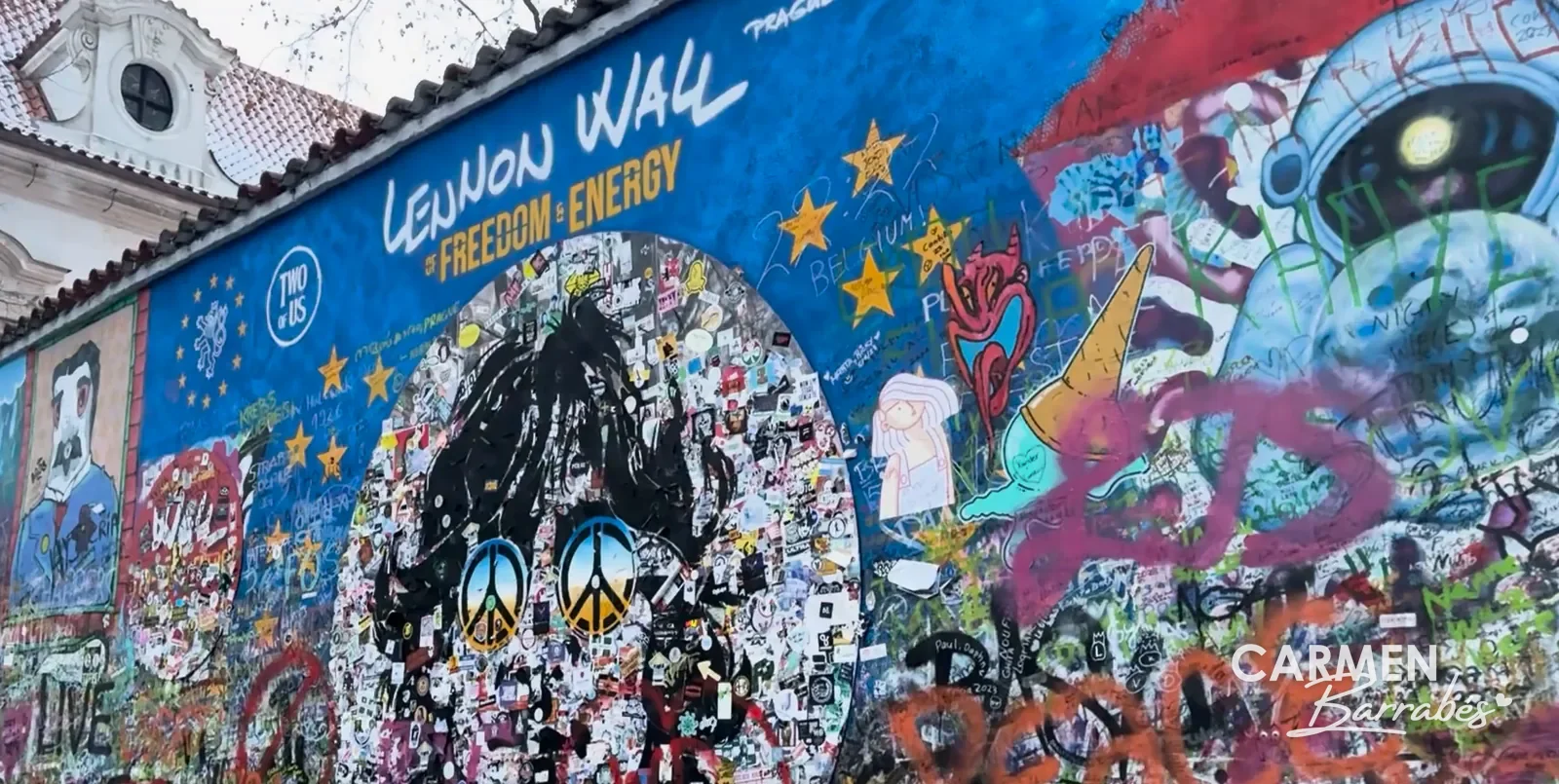 Muro de John Lennon en Praga, cubierto de grafitis y dibujos de colores
